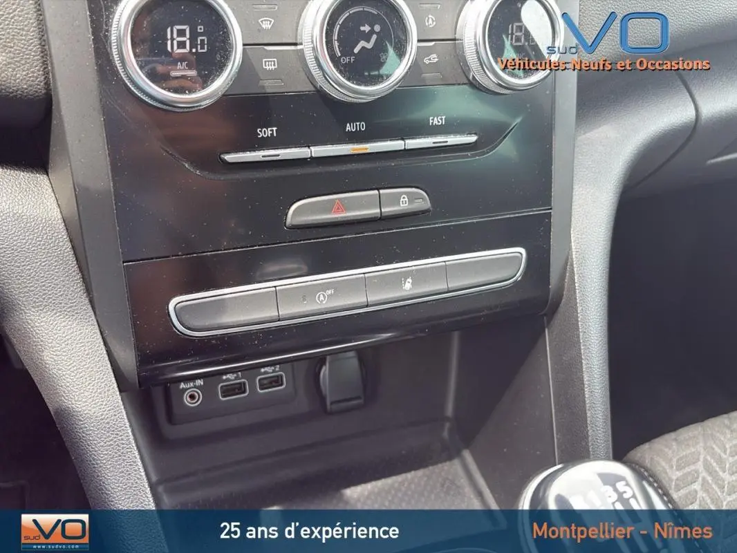 Vue rapprochée de la console centrale et du levier de vitesse manuel d'une Renault Mégane IV gris foncé, 2021.