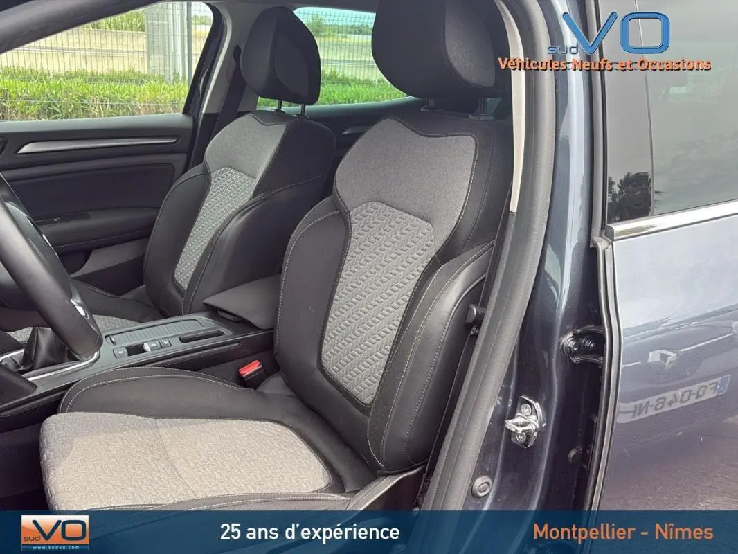 Intérieur de la Renault Mégane IV Berline gris foncé, vue côté avant droit sur les sièges avant en tissu bicolore.