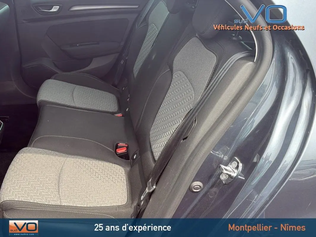 Vue côté droit sur les sièges arrière gris clair et foncé de la Renault Mégane IV Berline Blue dCi 115 Limited 2021.