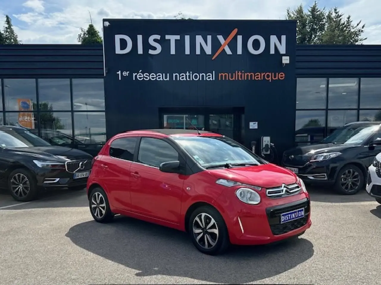 Citroën C1 rouge Scarlet vue 3/4 avant droit avec jantes alliage et toit ouvrant toile noir