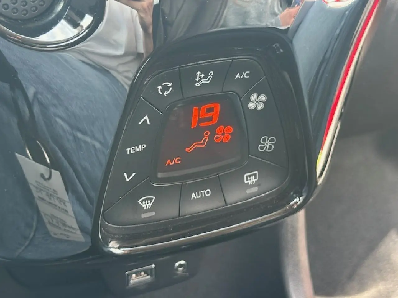 Panneau de commande de la climatisation automatique affichant 19°C dans une Citroën C1 rouge Scarlet de 2014.