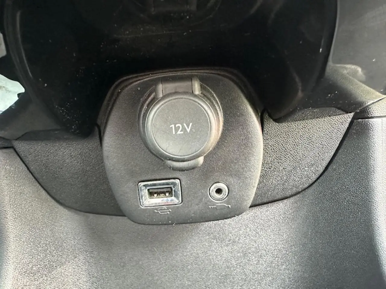 Prise 12V, port USB et entrée audio sur la console centrale intérieure de la Citroën C1 rouge Scarlet 2014