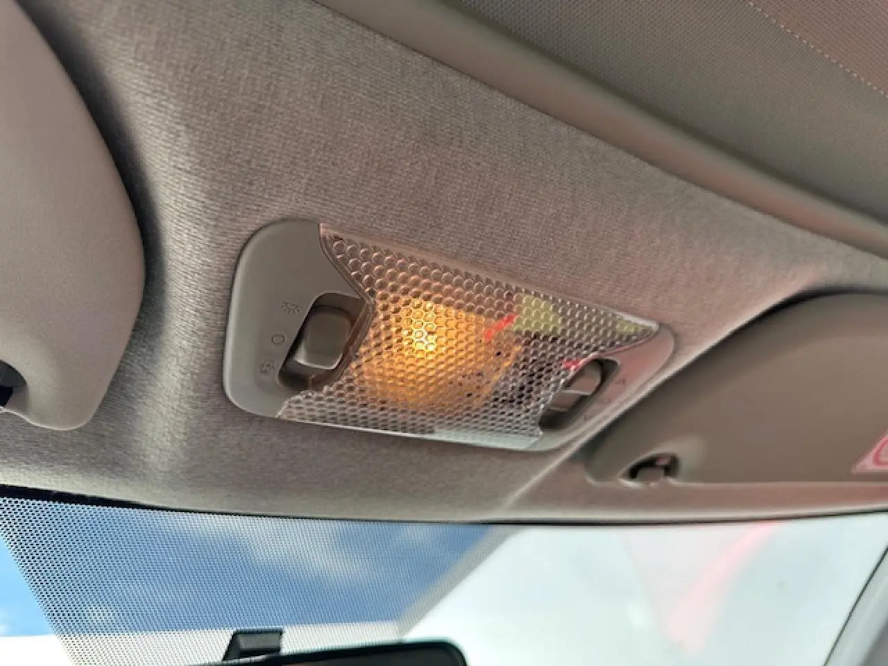 Plafonnier intérieur allumé vu de dessous dans une Citroën C1 rouge Scarlet de 2014