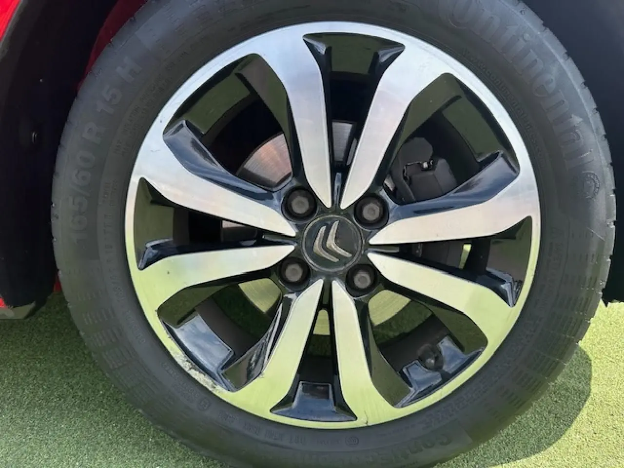 Gros plan sur la jante alliage 15 pouces bicolore noir et argent du Citroën C1 Rouge Scarlet de 2014.