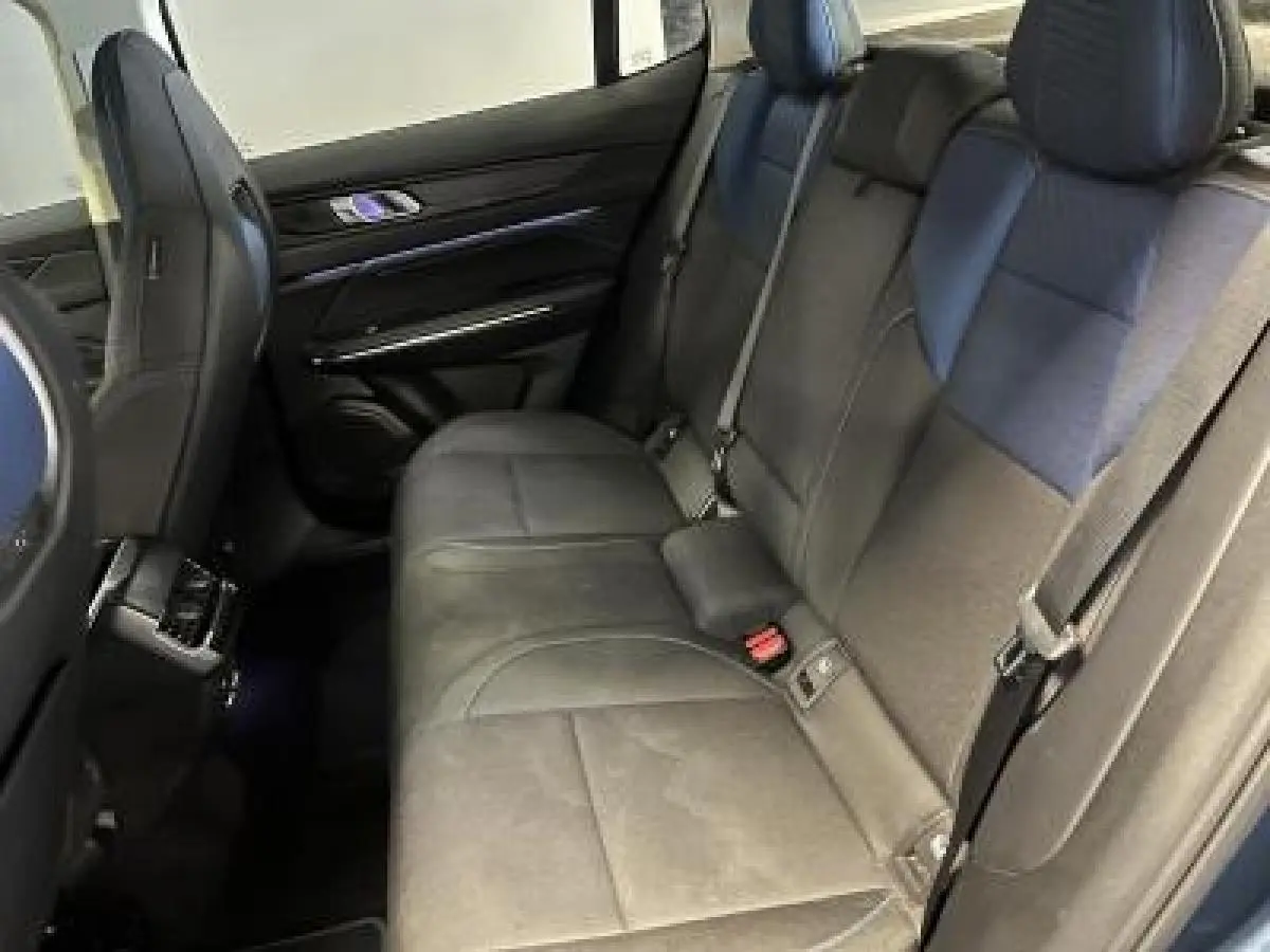 Banquette arrière en tissu gris vue côté gauche dans le LYNK & CO 01 hybride bleu 2022.