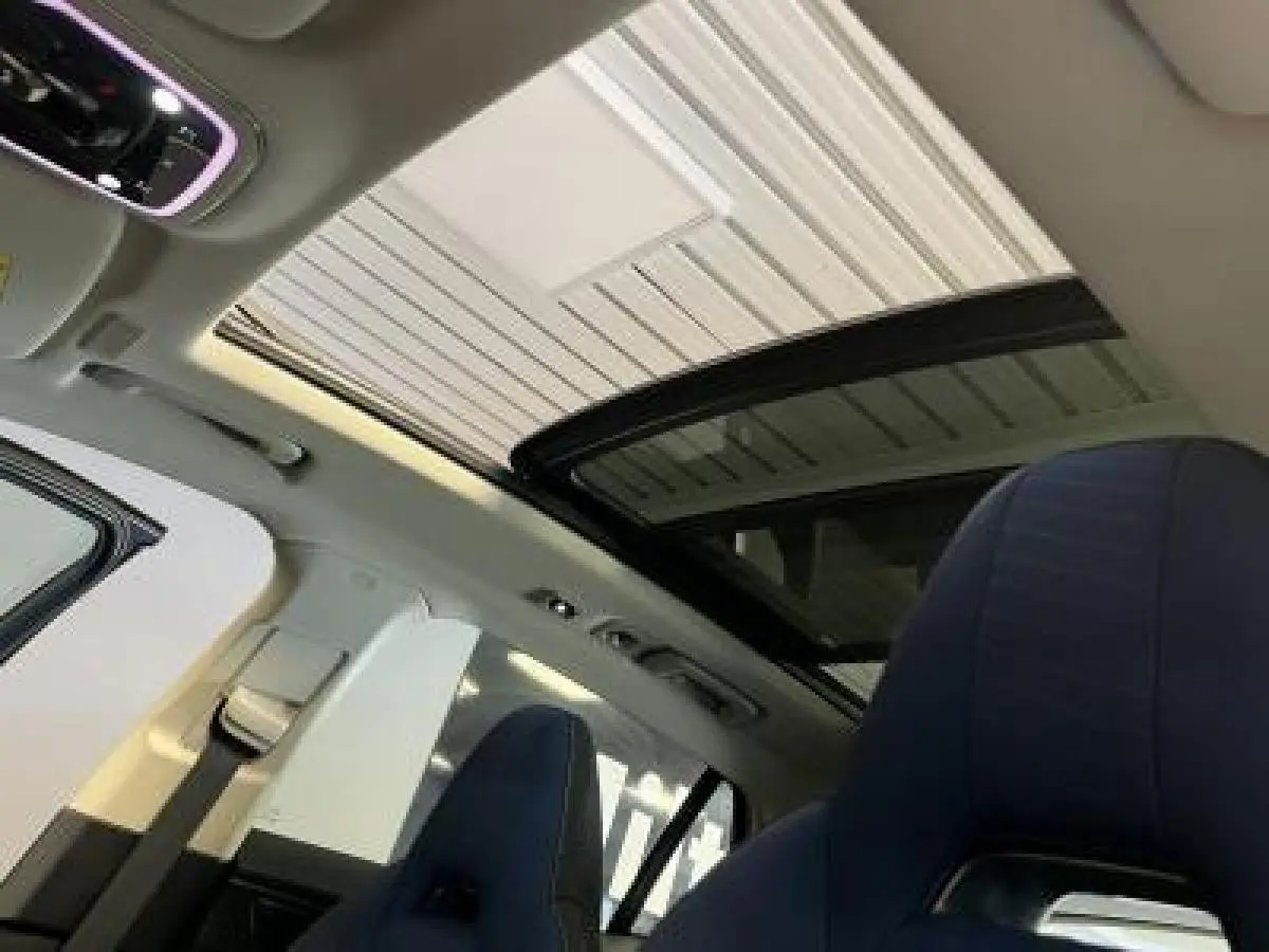 Vue intérieure du toit panoramique et des sièges avant bleu foncé du Lynk & Co 01 hybride 2022.