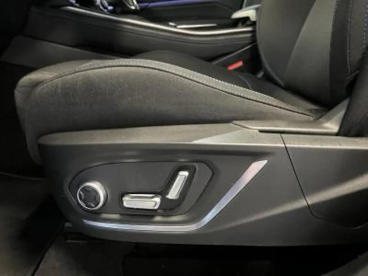 Gros plan sur les commandes électriques du siège conducteur en tissu noir du Lynk & Co 01 bleu 2022.