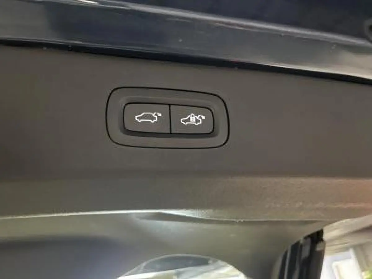 Boutons d'ouverture et de fermeture électrique du coffre sur le hayon intérieur d'un LYNK & CO 01 bleu hybride.