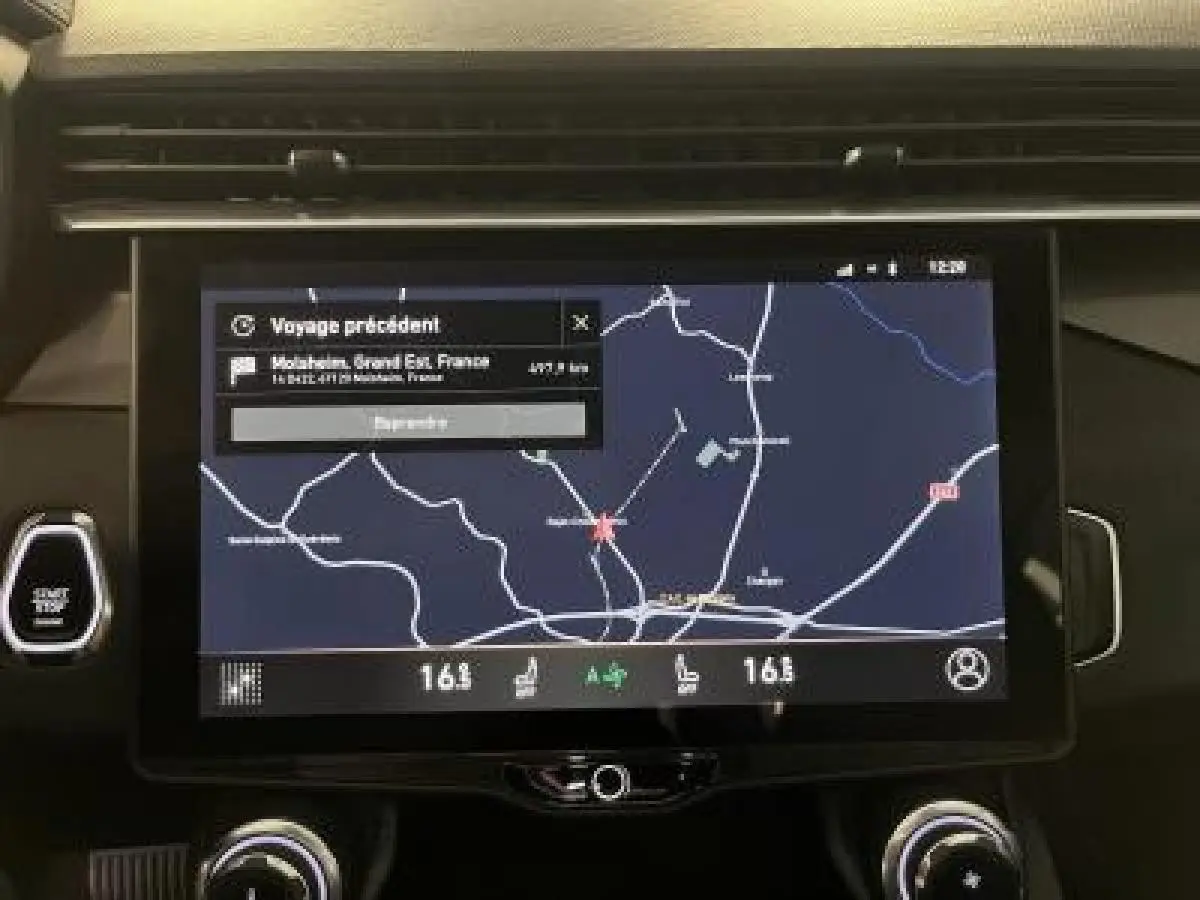 Écran tactile central du tableau de bord du Lynk & Co 01 bleu, affichant la navigation GPS en mode nuit.