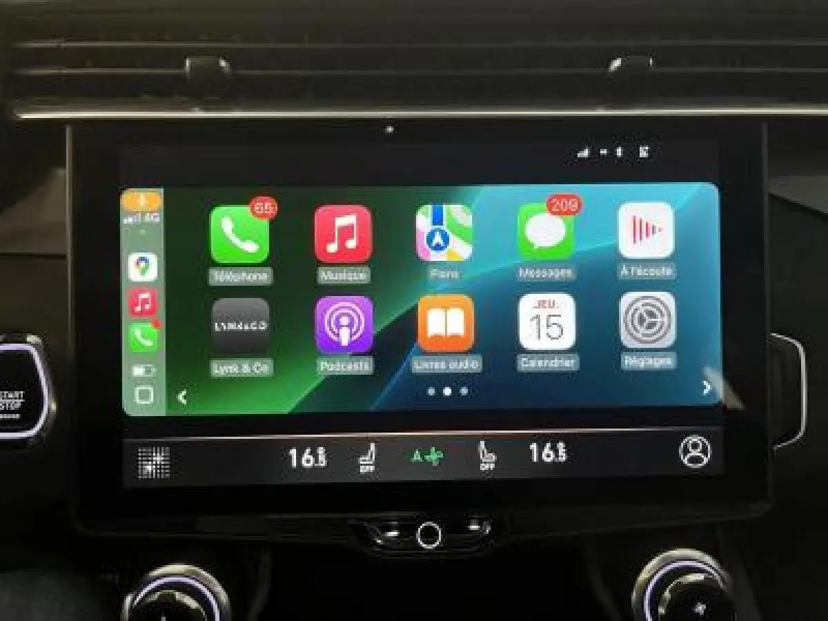 Écran tactile central affichant Apple CarPlay dans le tableau de bord du Lynk & Co 01 hybride 2022.