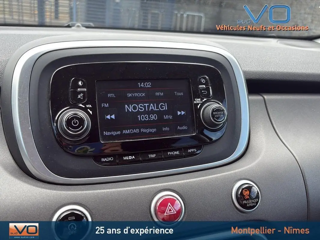 Gros plan sur l'écran tactile multimédia du tableau de bord du Fiat 500X gris anthracite de 2015.