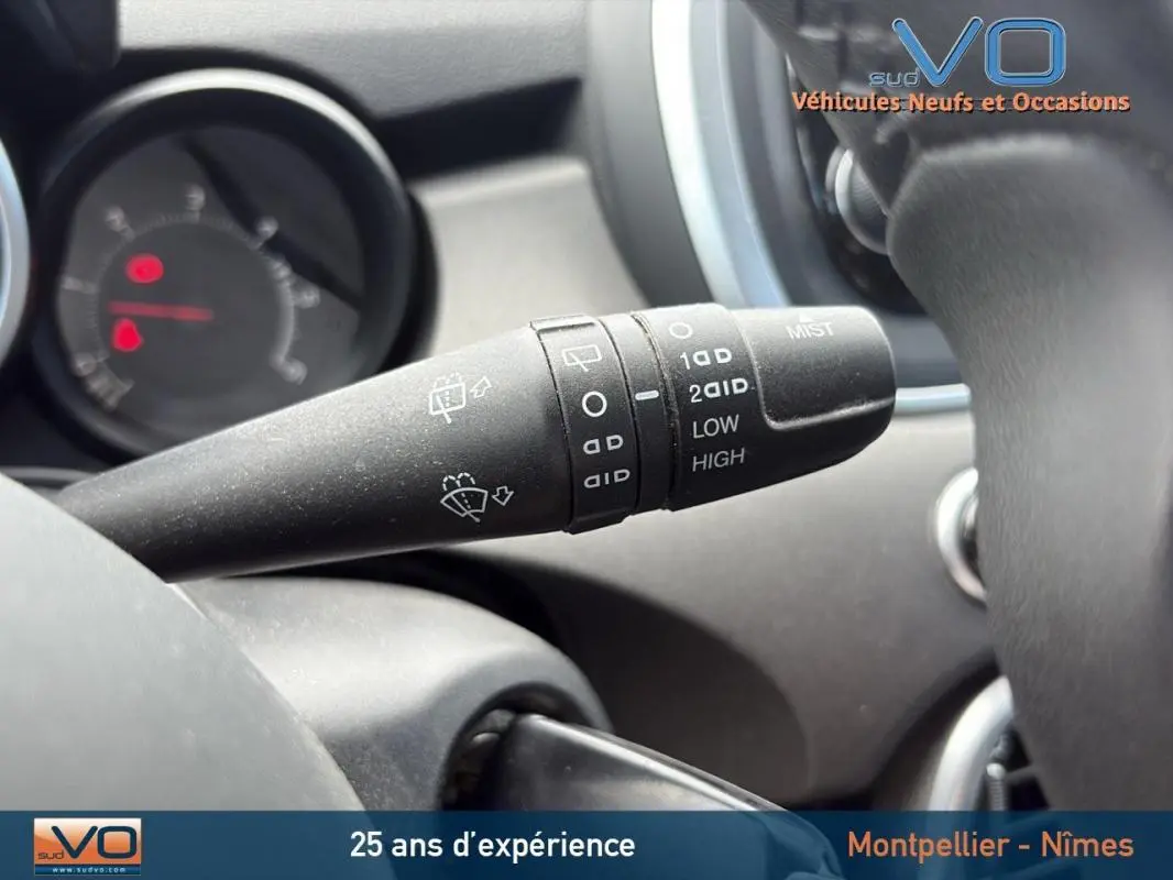 Gros plan sur la commande d'essuie-glace du tableau de bord d'un Fiat 500X gris anthracite de 2015.