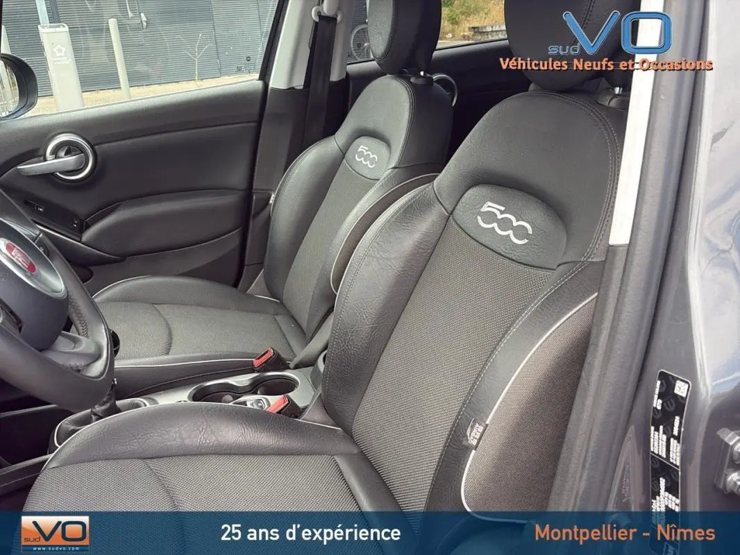 Vue intérieure côté conducteur du Fiat 500X 1.6 MultiJet gris anthracite, sièges cuir avec logo 500 brodé.