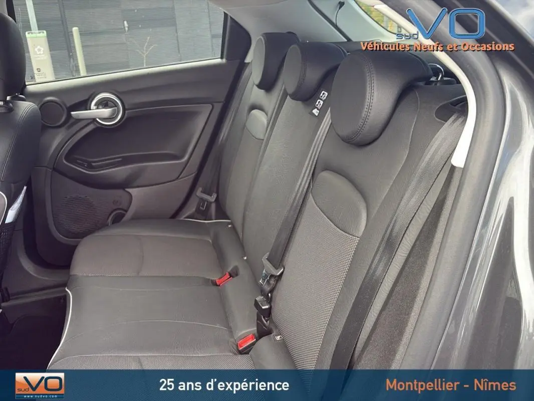 Vue intérieure côté droit des sièges arrière en tissu gris anthracite d'une FIAT 500X Cross 2015.