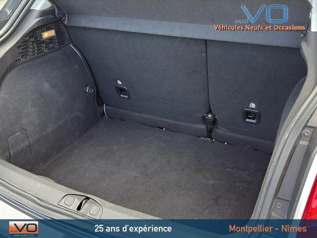 Coffre ouvert de la FIAT 500X gris anthracite montrant l'espace de chargement arrière propre et dégagé.