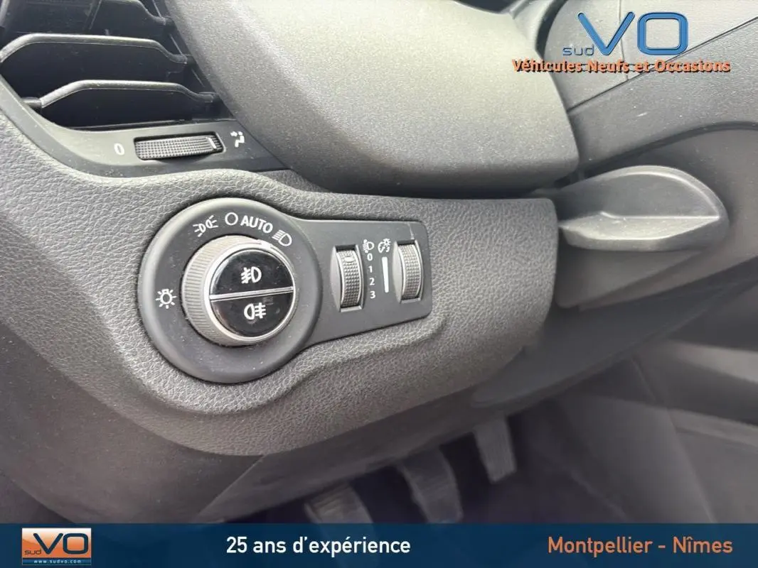 Gros plan sur la commande des phares et réglages d’éclairage du tableau de bord du Fiat 500X gris anthracite.