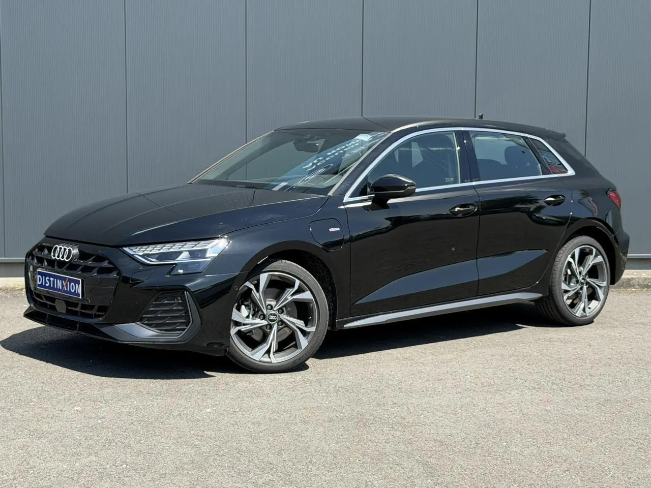 Audi A3 Sportback noir mythe vue de profil droit 3/4 avant avec jantes alliage 5 branches en Y et calandre S-Line.