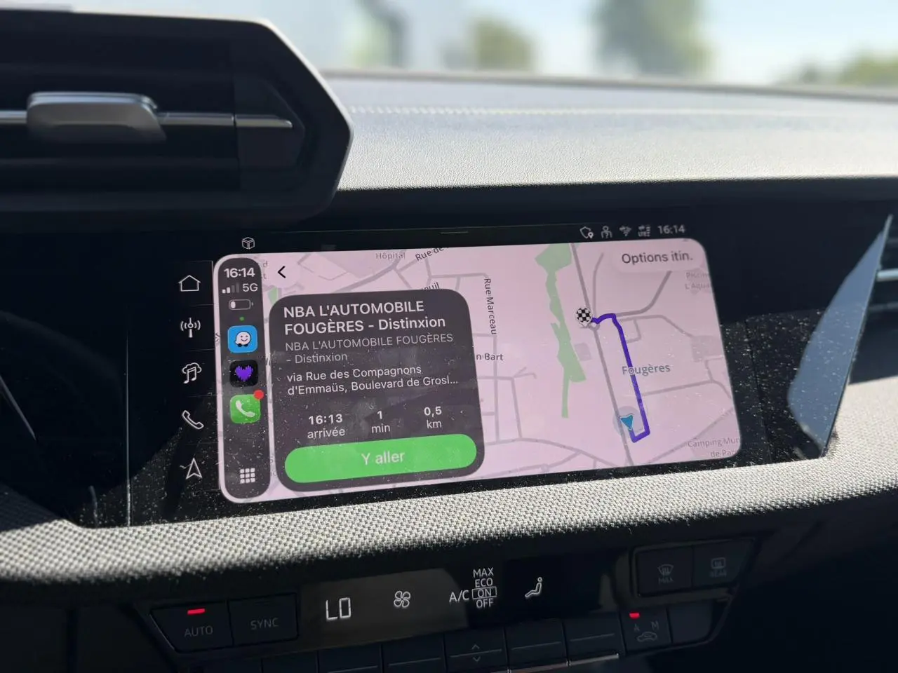 Vue rapprochée de l'écran central tactile du tableau de bord de l'Audi A3 Sportback 2025 affichant la navigation.