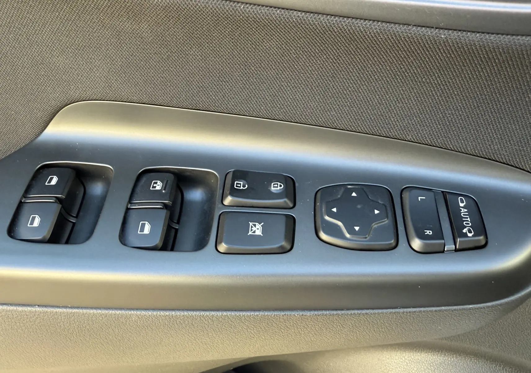 Panneau de commandes des vitres et rétroviseurs côté conducteur du Hyundai Kona blanc Atlas 2021, finition Business.