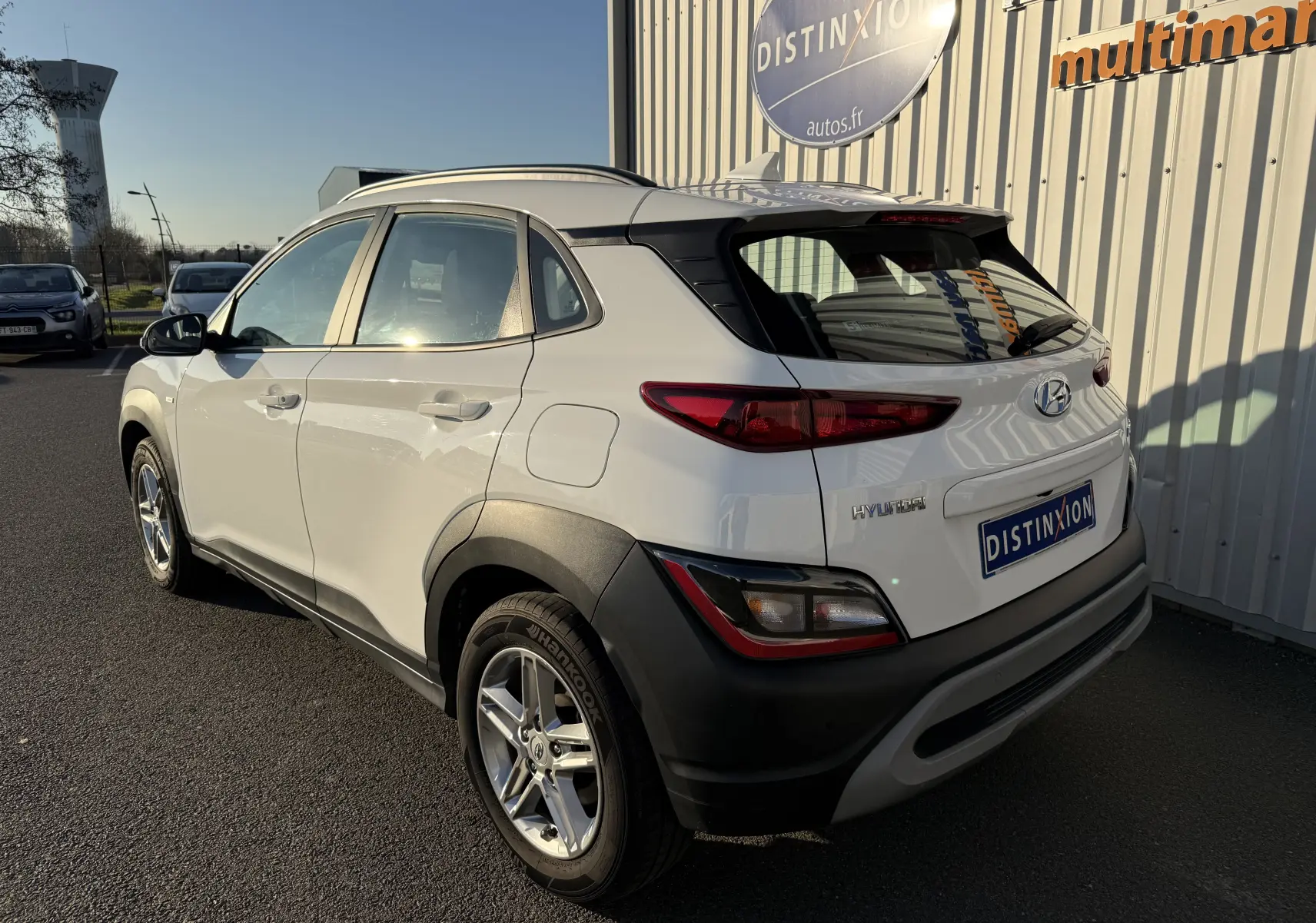 Vue 3/4 arrière droite du Hyundai Kona blanc Atlas 2021 avec détails noirs contrastants et jantes alliage.