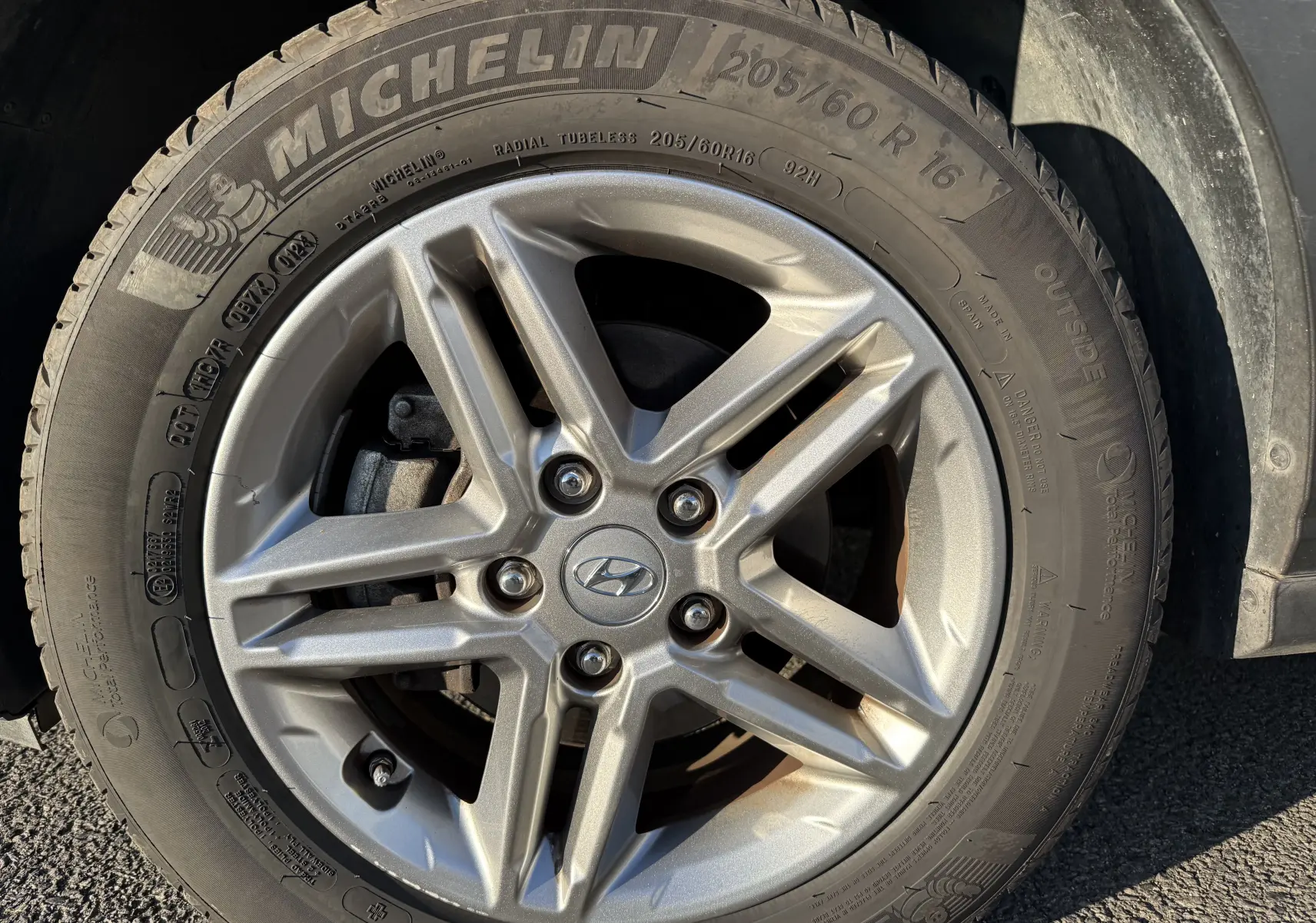 Gros plan sur la roue avant droite d'un Hyundai Kona blanc Atlas 2021 avec jante alliage et pneu Michelin.