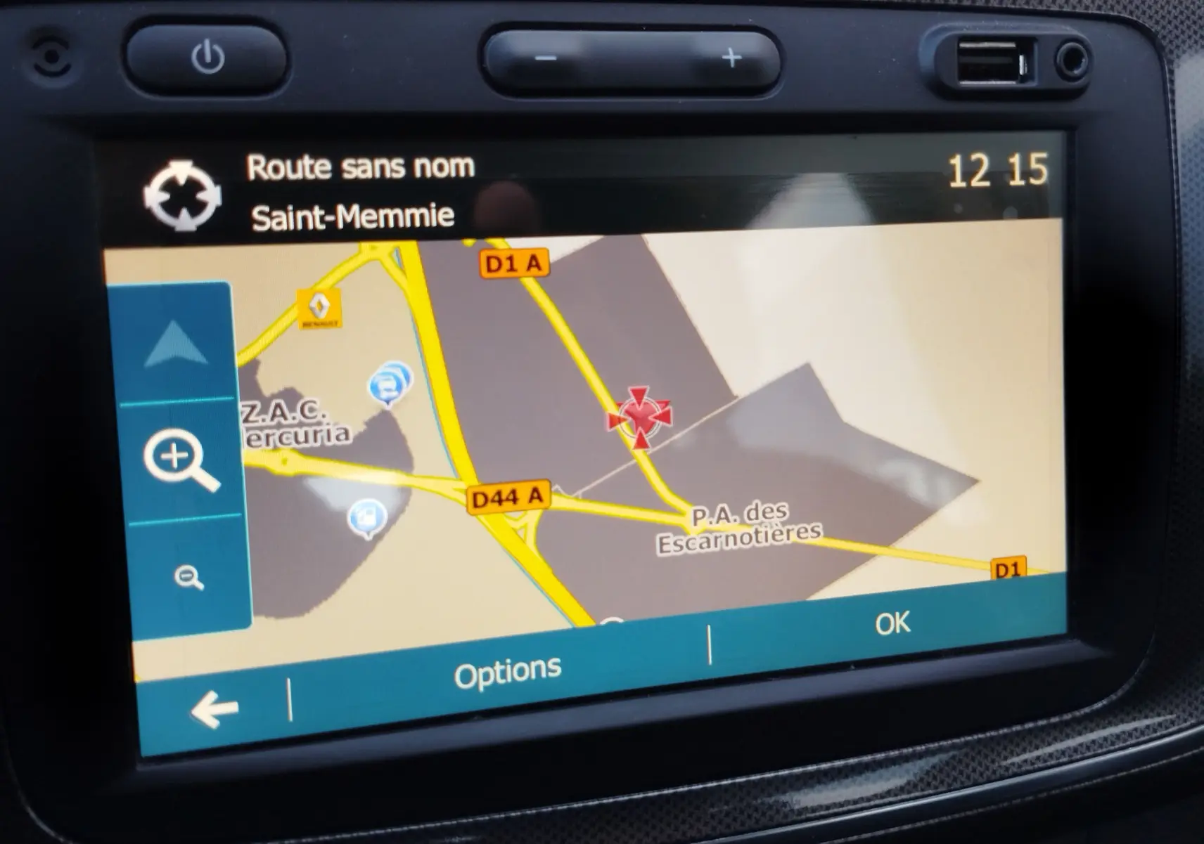 Écran tactile du GPS du Dacia Sandero Stepway 2020 affichant une carte avec itinéraire et options de navigation.