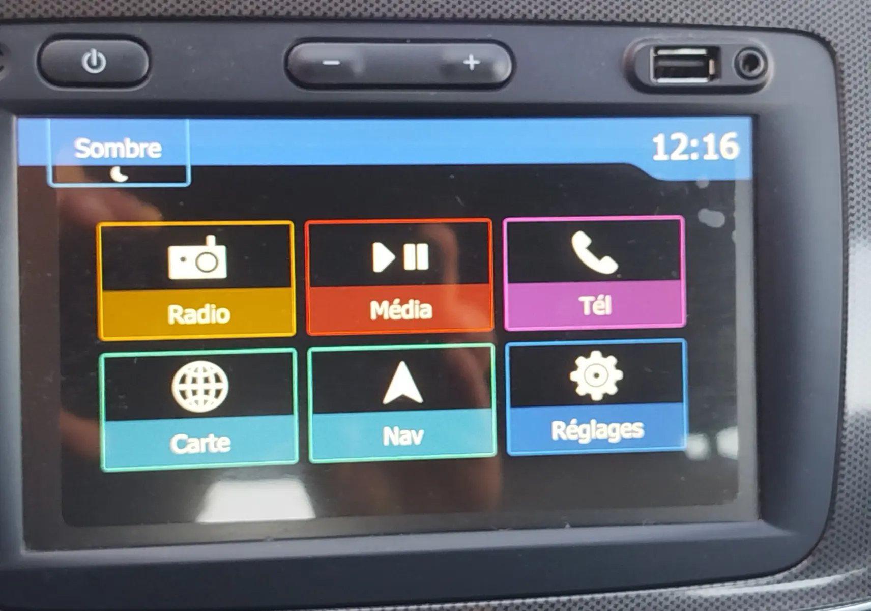 Écran tactile central de la Dacia Sandero Stepway 2020 affichant les options radio, média, téléphone, carte, navigation et réglages.