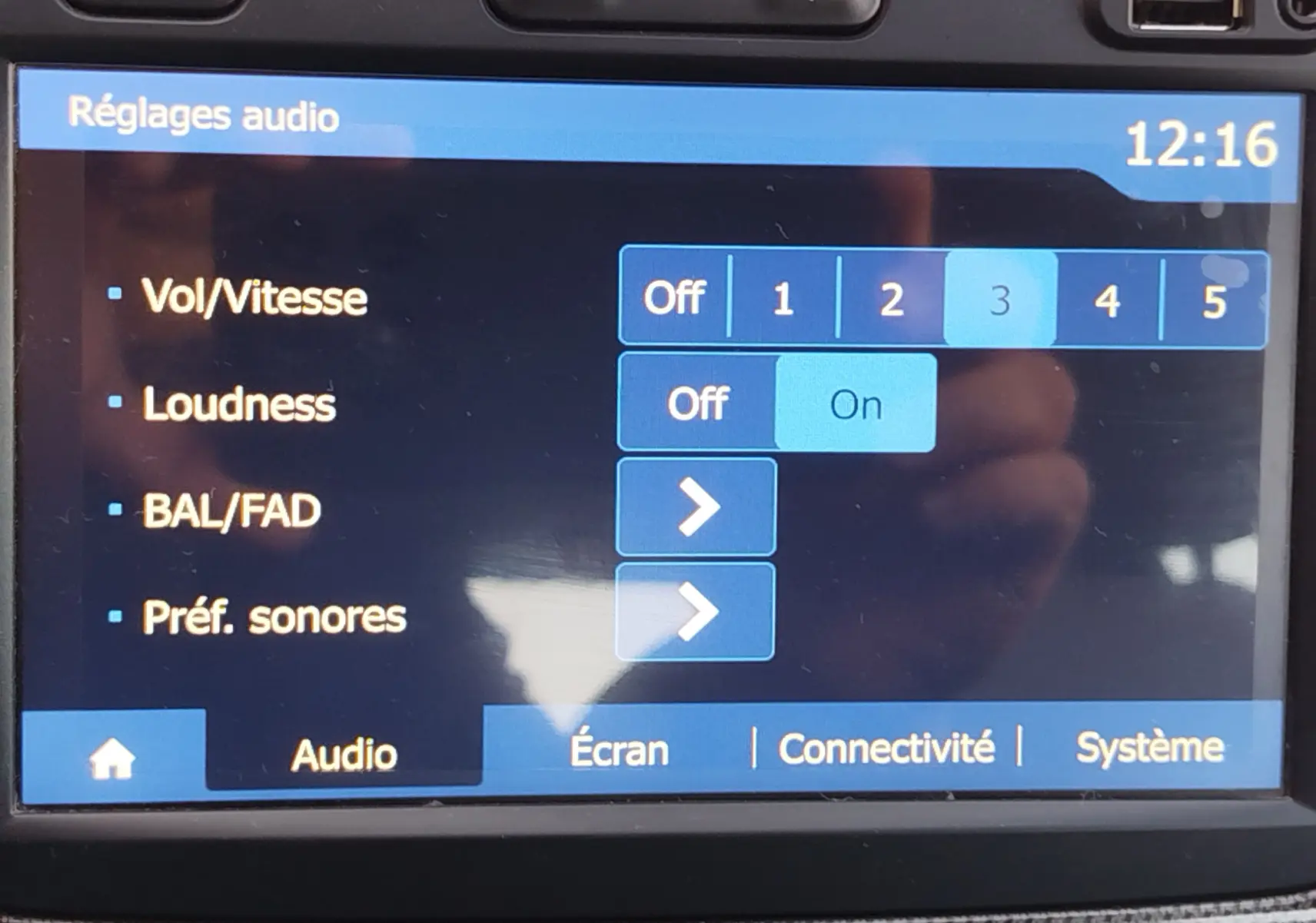 Écran tactile du système audio du Dacia Sandero Stepway 2020 affichant les réglages de volume et de son en intérieur.