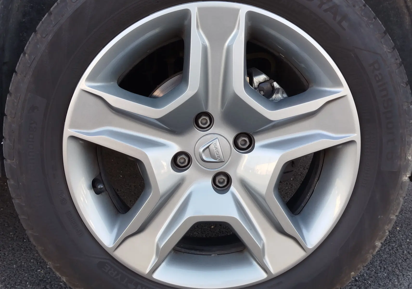 Vue latérale gauche d'une Dacia Sandero Stepway beige dune 2020 avec jantes et pneus tout-terrain visibles.