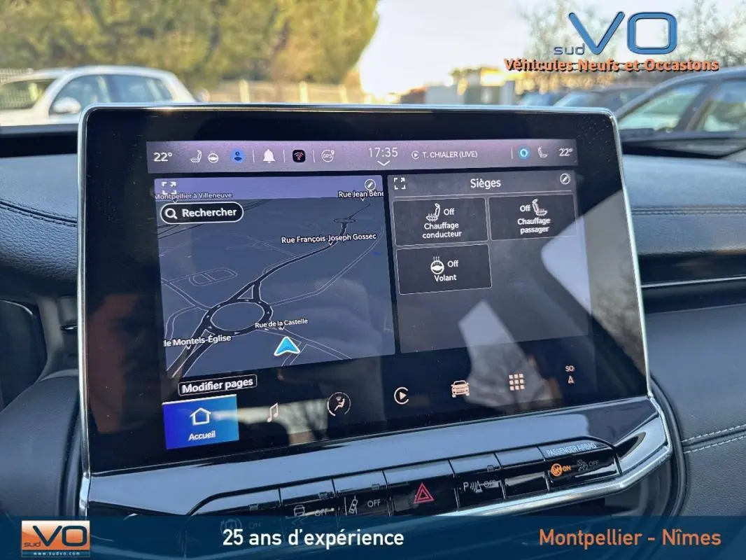 Écran tactile central du Jeep Compass blanc 2023 affichant la navigation et les réglages des sièges chauffants.