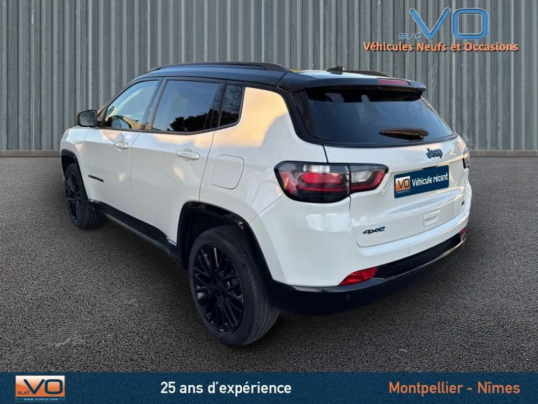 Jeep Compass blanc 3/4 arrière droit avec toit noir et jantes alliage noires 19 pouces, 2023 hybride essence.