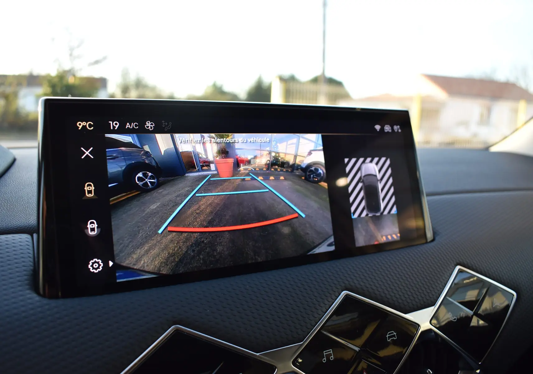 Écran intérieur du DS3 Crossback 2024 montrant la caméra de recul avec guidage dynamique en vue arrière.