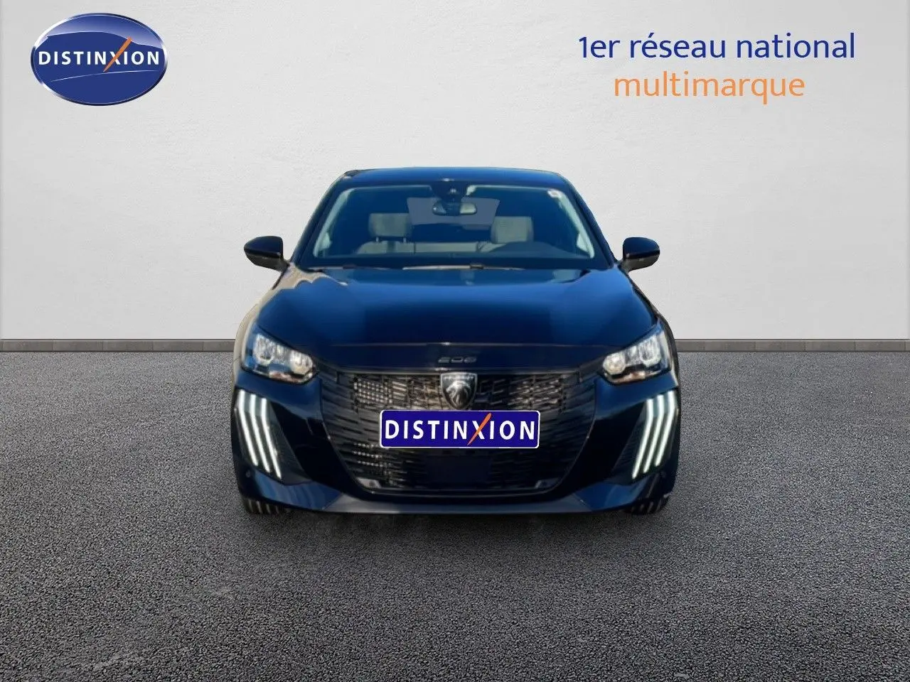 Vue frontale d'une Peugeot 208 noire 2025 avec feux LED distinctifs et calandre imposante.