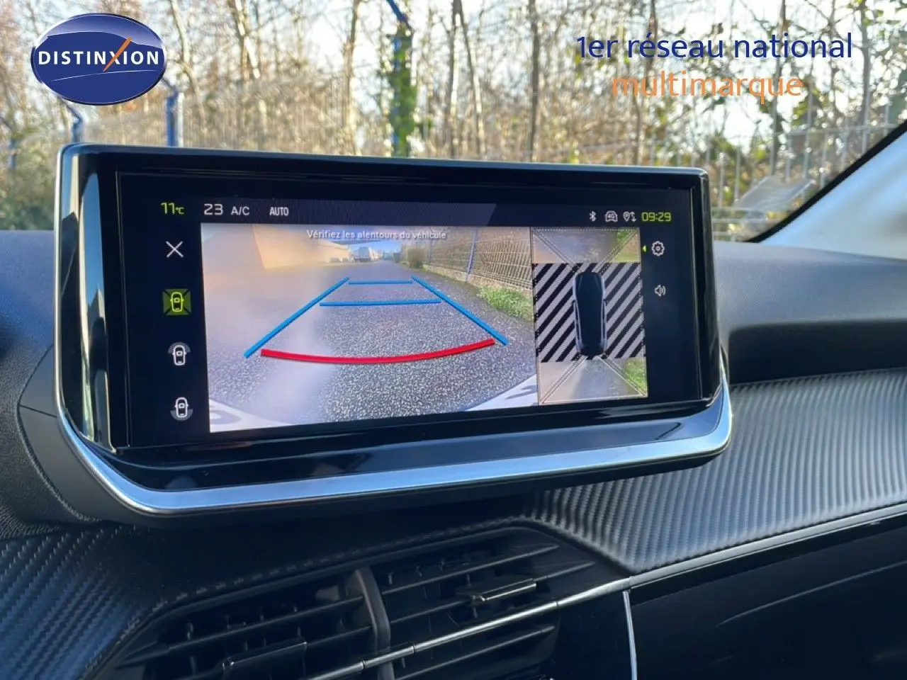 Écran tactile intérieur montrant la caméra de recul et vue 360° du Peugeot 208 noir, tableau de bord moderne.