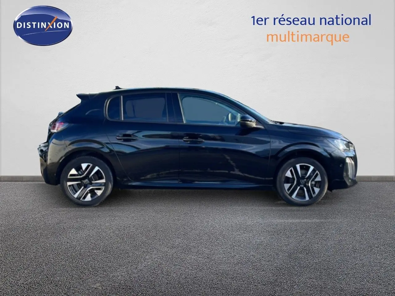Vue de profil côté gauche d'une Peugeot 208 noire 1.2 Hybrid 110ch Allure avec jantes alliage et vitres teintées.