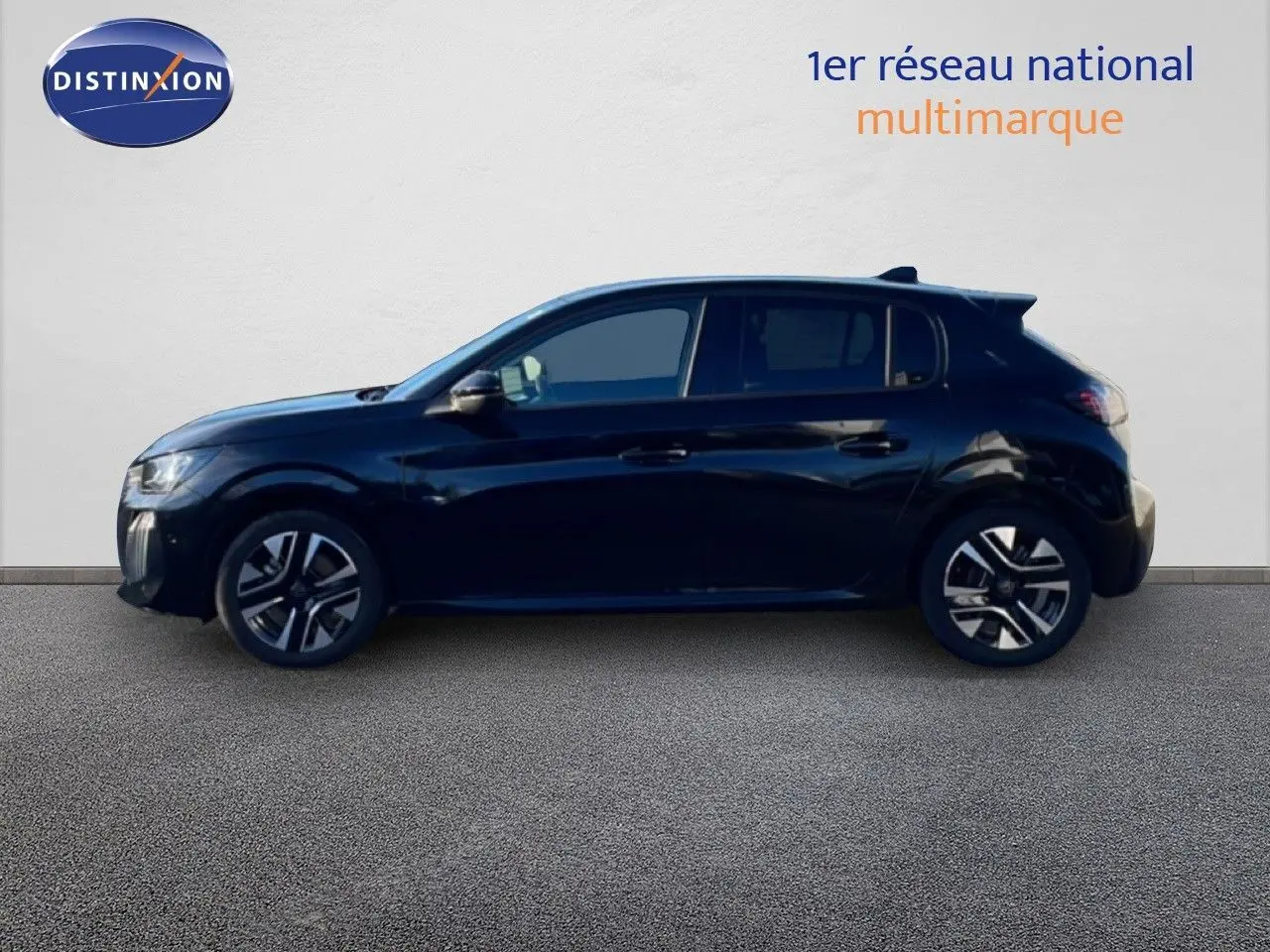 Profil côté gauche d'une Peugeot 208 noire hybride 2025 avec jantes alliage et vitres teintées.