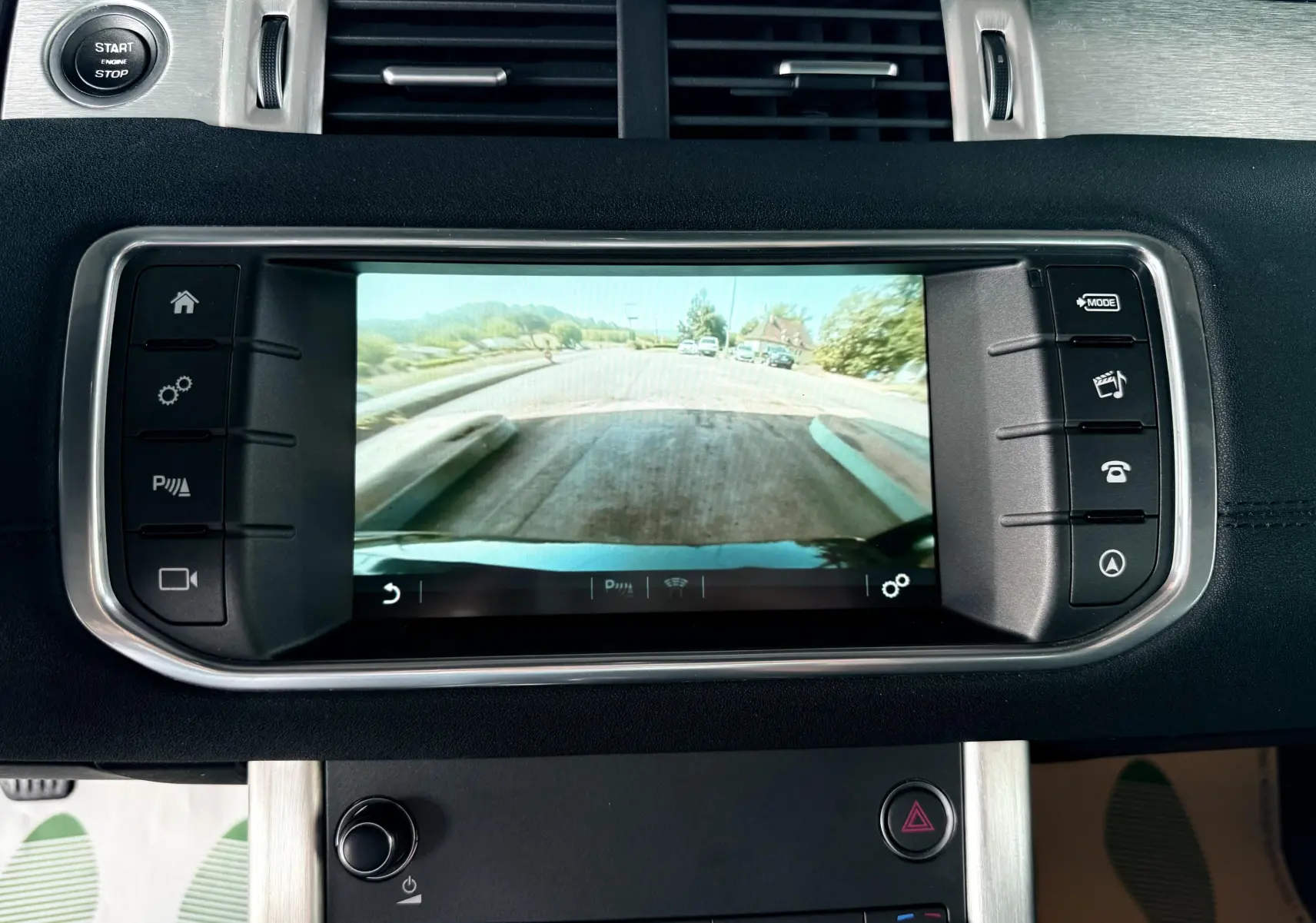 Écran central du Range Rover Evoque noir montrant la caméra de recul avec commandes tactiles autour.