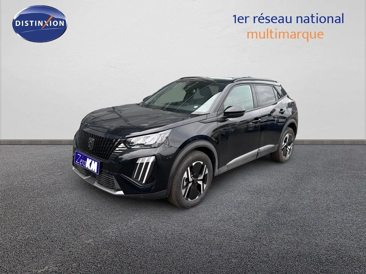 Peugeot 2008 Hybrid noir métal en 3/4 avant droit, avec calandre distinctive et jantes bi-ton modernes.