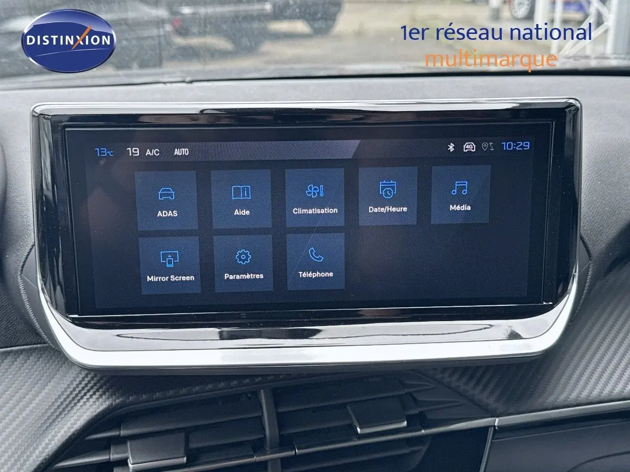 Écran tactile central affichant les options de climatisation et multimédia dans le tableau de bord d'un Peugeot 2008 noir métal.