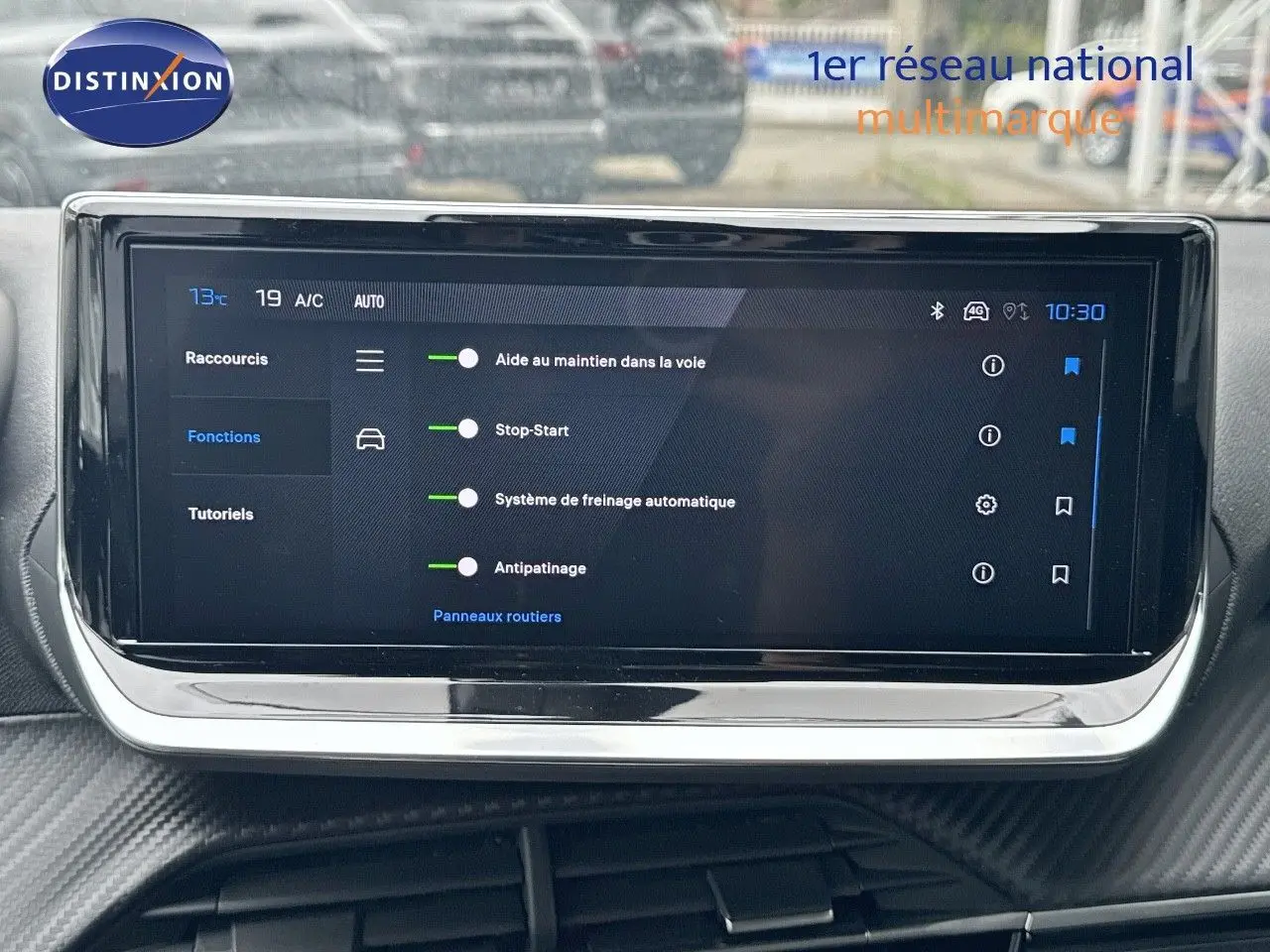 Écran tactile central du Peugeot 2008 Hybrid 136ch Allure 2025 affichant les aides à la conduite et la climatisation.