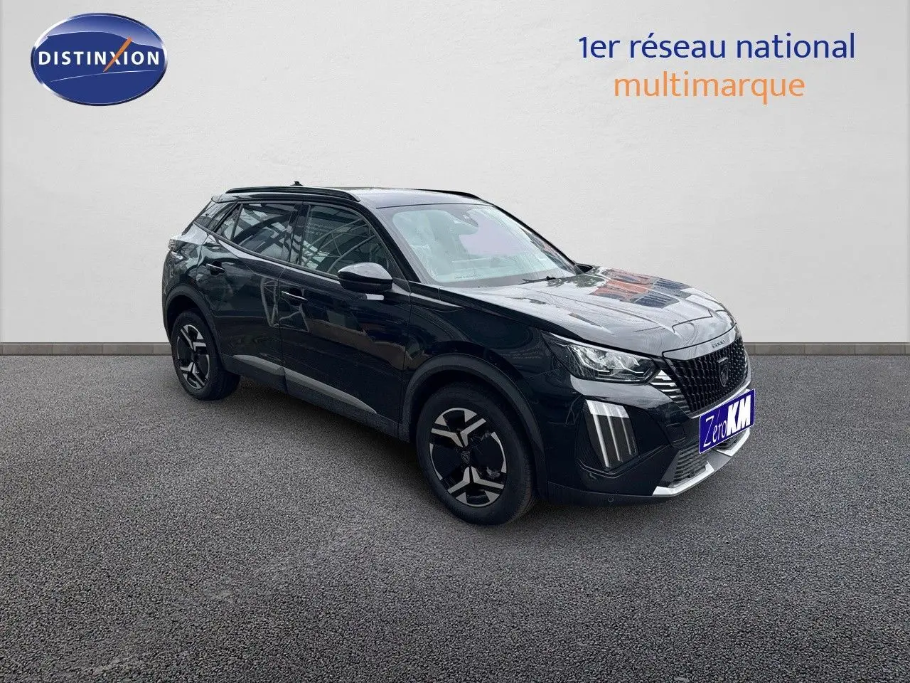 Peugeot 2008 Hybrid noir métal en 3/4 avant droit, soulignant ses phares LED et jantes bi-ton.
