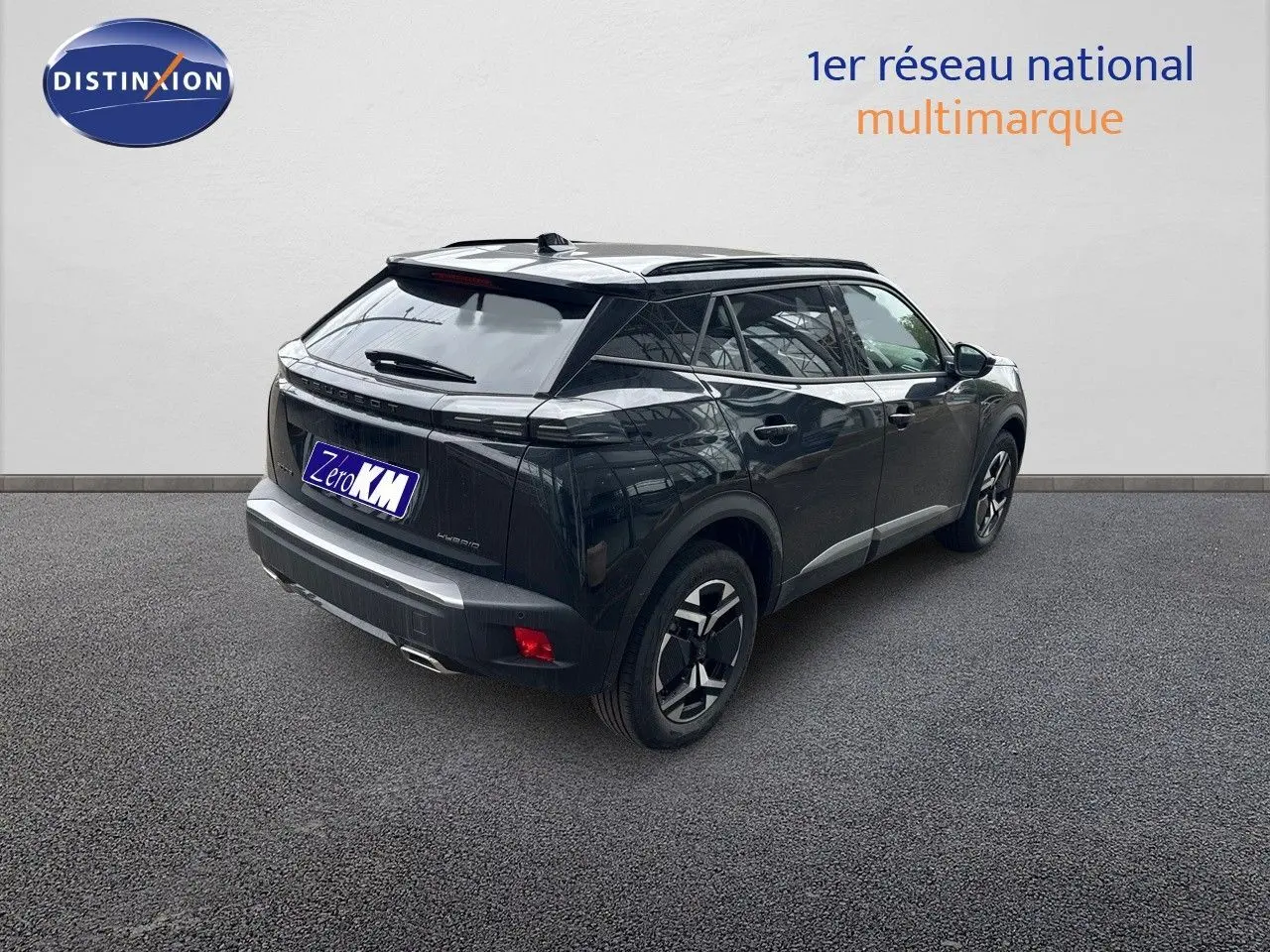 Peugeot 2008 Hybrid noir métal en 3/4 arrière côté droit, avec feux LED et jantes bi-ton visibles.