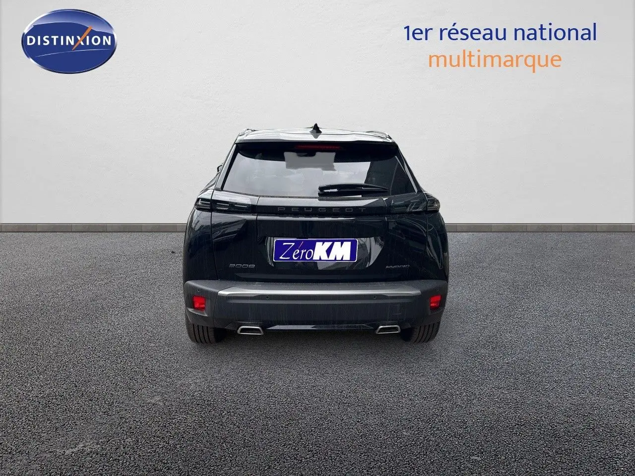 Vue arrière du Peugeot 2008 Hybrid 136ch Allure noir métal avec feux LED et double sortie d'échappement intégrée.