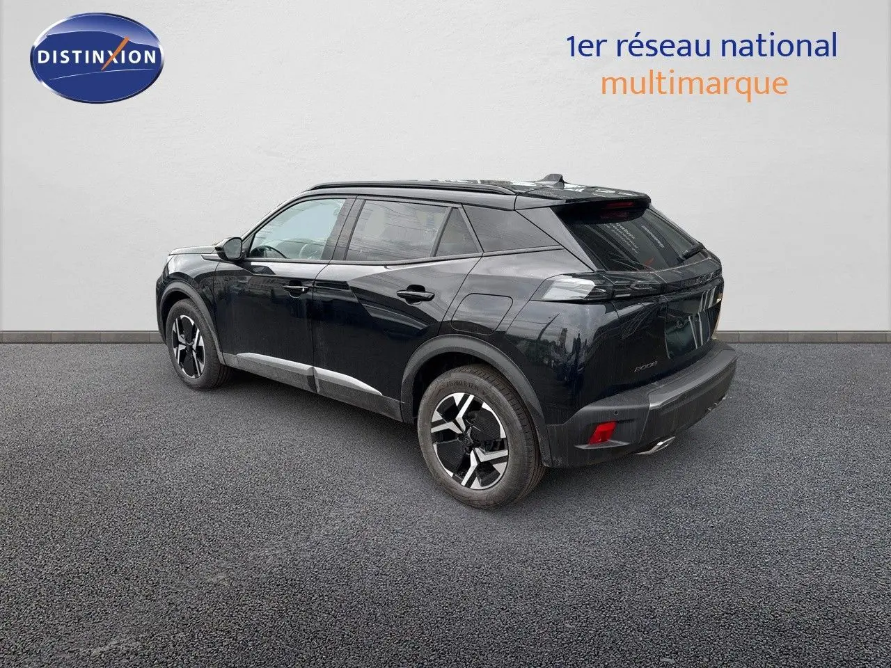 Peugeot 2008 Hybrid 136ch noir métal en 3/4 arrière côté gauche, avec jantes noires et toit panoramique.