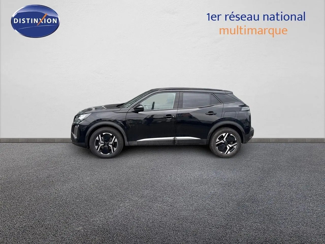 Peugeot 2008 Hybrid 136ch Allure noir métal en profil droit, soulignant ses jantes modernes et lignes dynamiques.