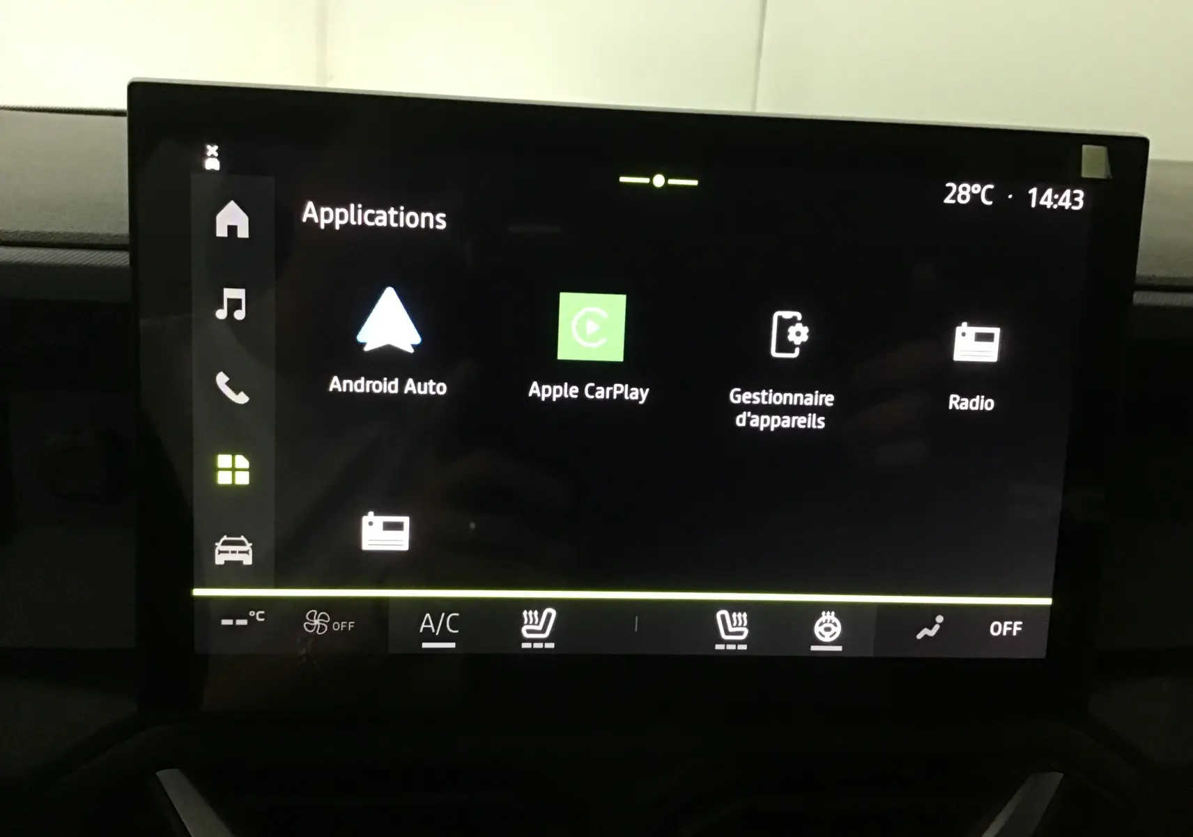 Écran tactile central du tableau de bord du Dacia Duster 2025 affichant les applications Android Auto, Apple CarPlay, gestionnaire et radio.