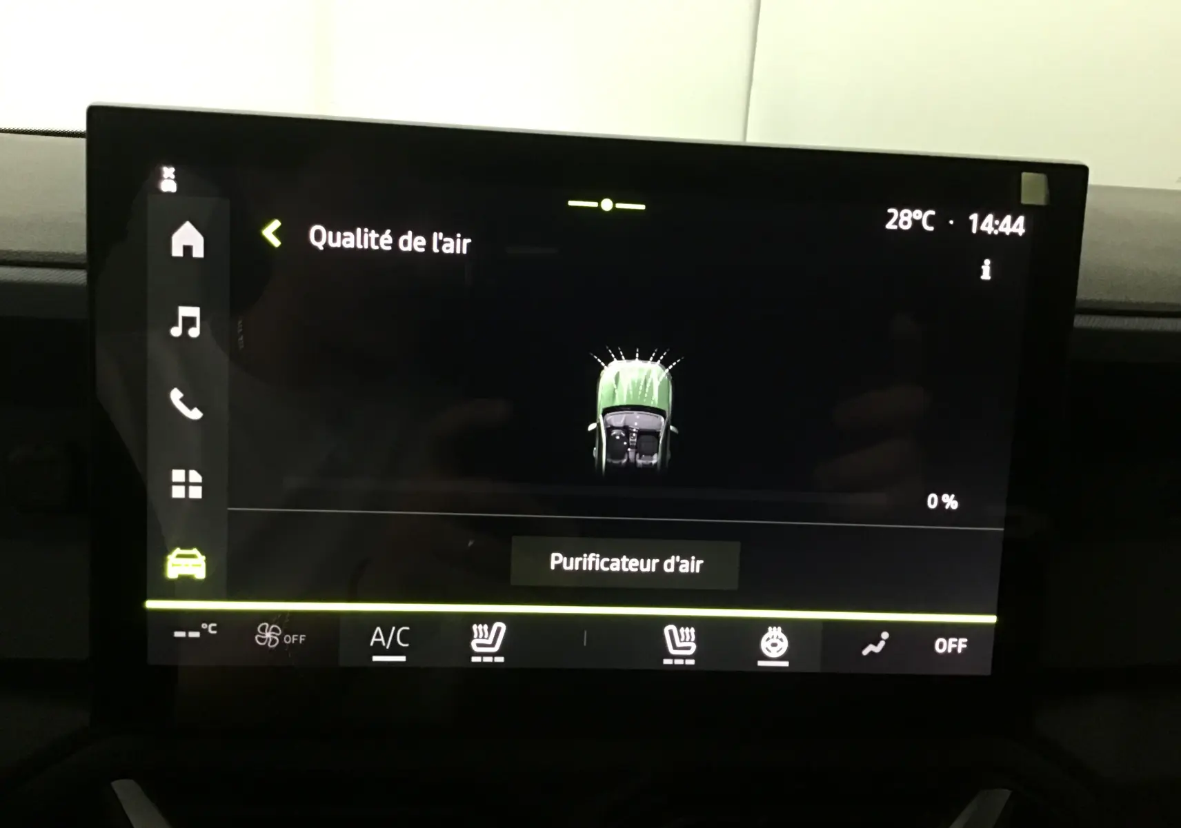 Écran tactile central du Dacia Duster 2025 affichant la qualité de l'air et le purificateur d'air en fonctionnement.