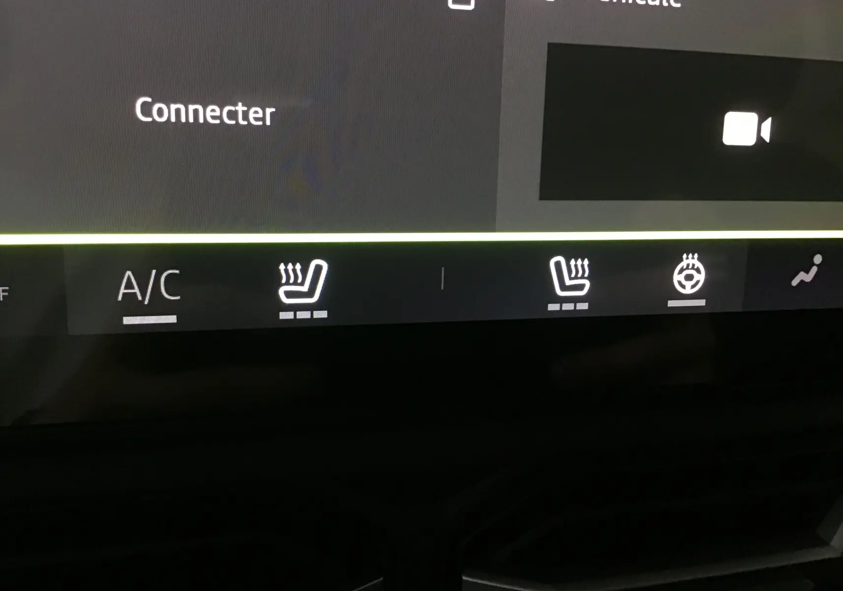 Détail de l'écran tactile du DACIA DUSTER 2025 montrant les commandes de climatisation et sièges chauffants.