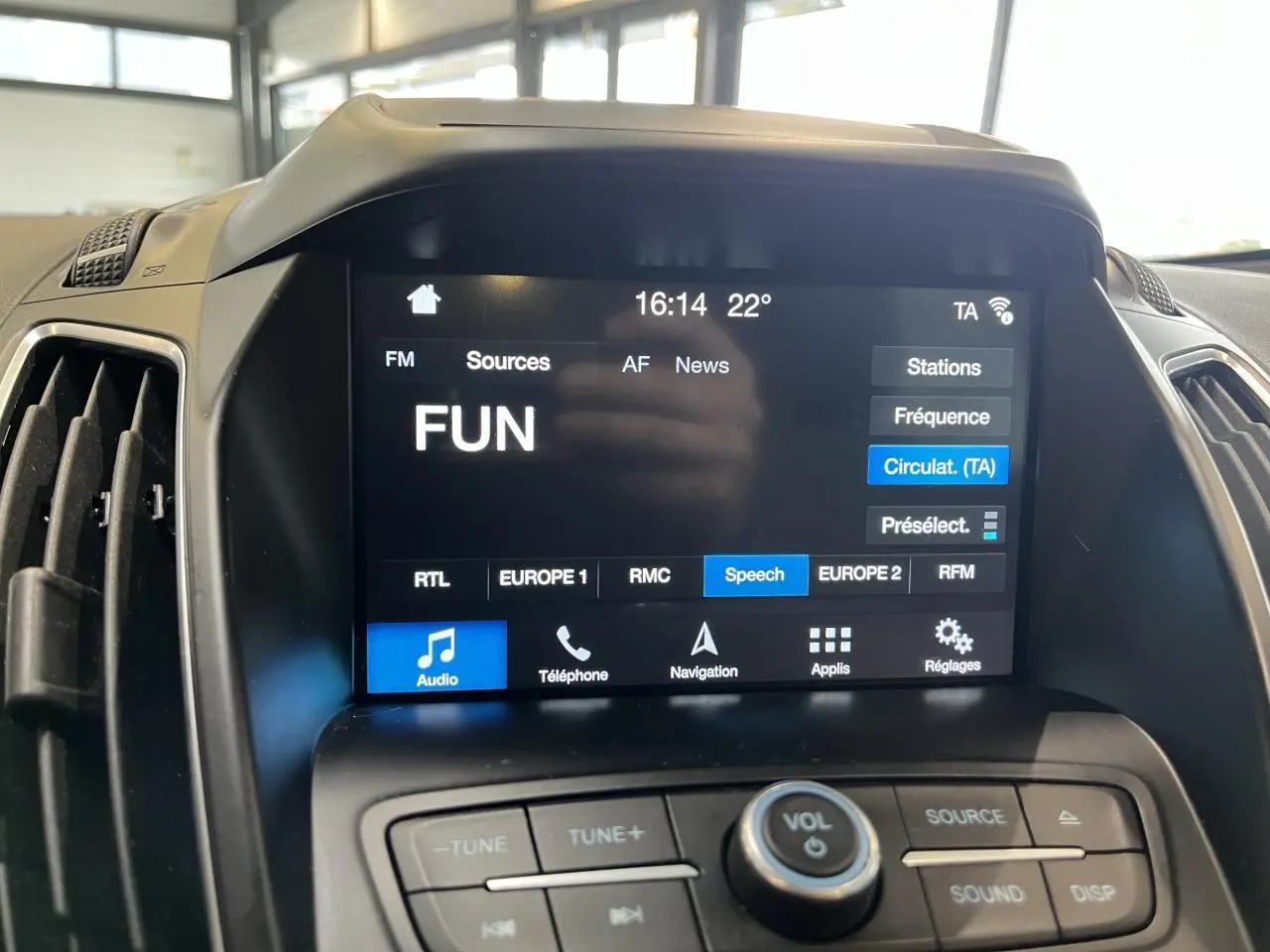 Écran tactile central Ford SYNC 3 affichant la radio FUN dans un Ford C-MAX blanc, vue intérieure frontale.