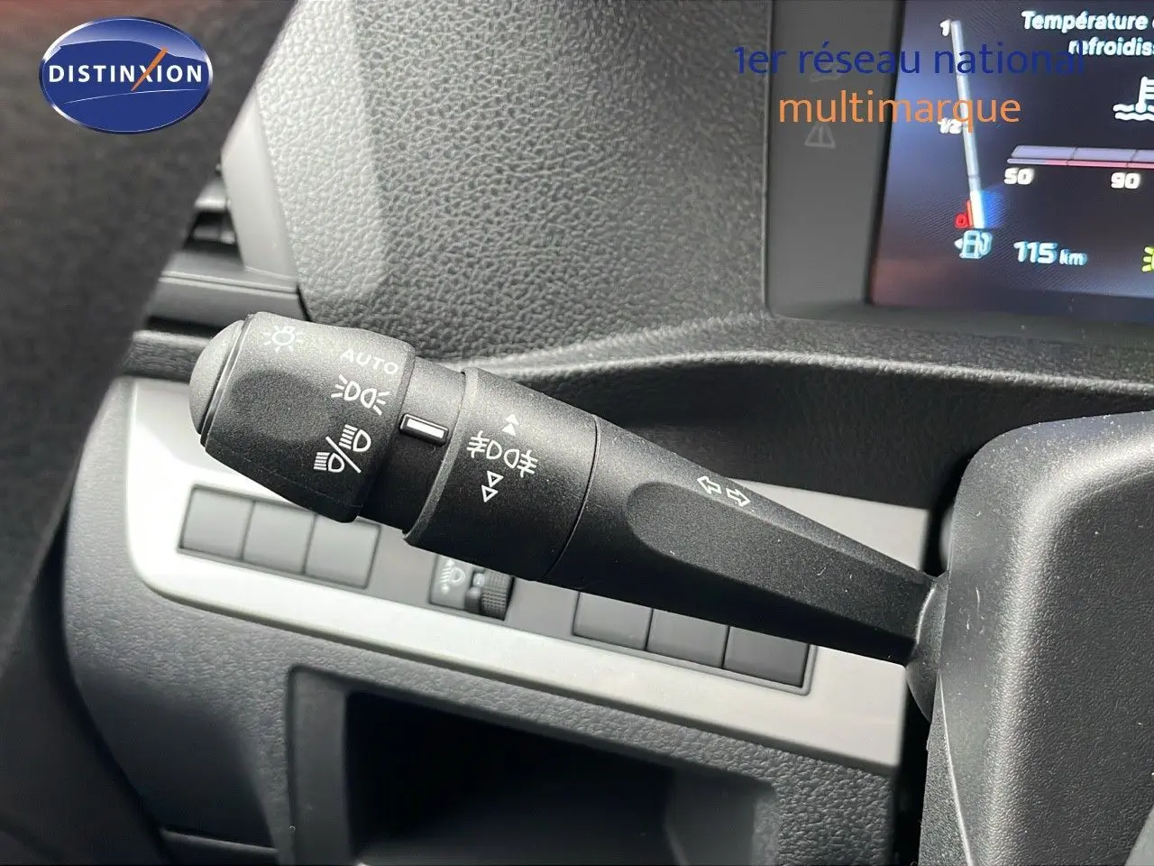 Gros plan sur la manette de clignotants et feux du tableau de bord du Peugeot Expert Fourgon blanc 2025.